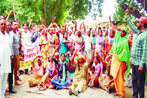 ਨੌਜਵਾਨ ਦਾ ਕਤਲ ਕਰਨ ਵਾਲਿਅਾਂ ਨੂੰ ਗ੍ਰਿਫਤਾਰ ਨਾ ਕਰਨ ਦੇ ਰੋਸ ’ਚ ਥਾਣਾ ਘੇਰਿਆ