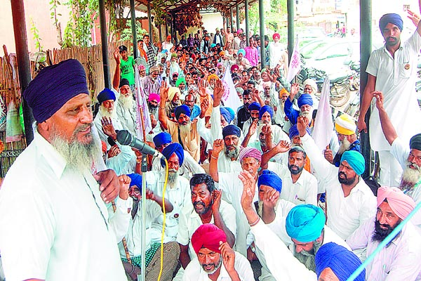 ਕਿਸਾਨਾਂ ਤੇ ਮਜ਼ਦੂਰਾਂ ਵੱਲੋਂ ਸ਼ੁਰੂ ਕੀਤਾ ਗਿਆ ਪੱਕਾ ਮੋਰਚਾ ਅੱਜ ਨਾਅਰਿਆਂ ਦੀ ਗੂੰਜ ’ਚ ਖਤਮ
