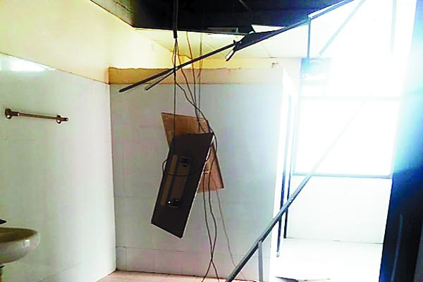 ਸਿਵਲ ਹਸਪਤਾਲ ਦੀ ਬਾਥਰੂਮ ਦੀ ਡਿੱਗੀ ਛੱਤ