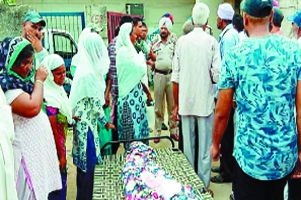 ਬੱਸ ਦਾ ਨੰਬਰ ਬਦਲਣ ਕਾਰਨ ਲਾਸ਼ ਥਾਣੇ ਅੱਗੇ ਰੱਖ ਕੇ ਪੀਡ਼ਤ ਪਰਿਵਾਰ ਵਲੋਂ ਰੋਸ ਮੁਜ਼ਾਹਰਾ