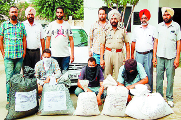 76 ਕਿਲੋ ਭੁੱਕੀ  ਤੇ 250 ਗ੍ਰਾਮ ਅਫੀਮ ਸਣੇ 3  ਸਮੱਗਲਰ ਕਾਬੂ