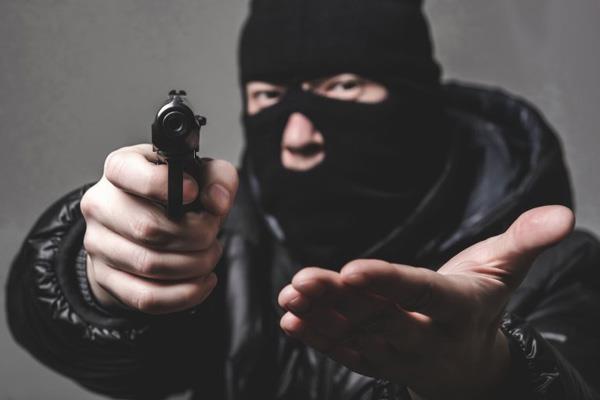robbers looted at the tip of the pistol