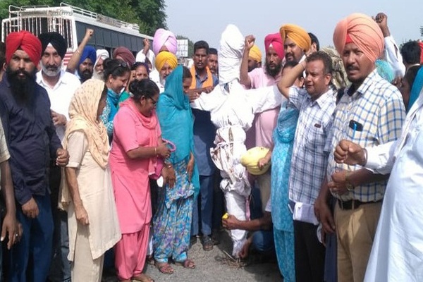 ਅਧਿਆਪਕ ਆਗੂਆਂ ਨੂੰ ਮੁਅੱਤਲ ਕਰਨ ਦੇ ਰੋਸ ਵਜੋਂ ਫੂਕਿਆ ਸਿੱਖਿਆ ਮੰਤਰੀ ਦਾ ਪੁਤਲਾ