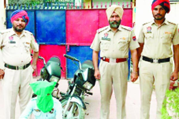 ਮੋਟਰਸਾਈਕਲ ਚੋਰੀ ਕਰਨ ਤੋਂ ਬਾਅਦ ਨੰਬਰ ਪਲੇਟਾਂ ਉਤਾਰ ਕੇ ਗੰਦੇ ਨਾਲੇ ’ਚ ਸੁੱਟੀਅਾਂ, ਗ੍ਰਿਫਤਾਰ