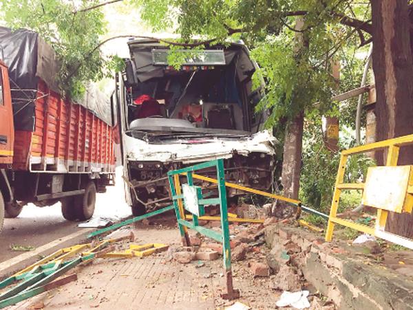 collides with mahindra pickup jeep  6 injured