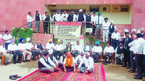 ਵਕੀਲਾਂ ਵਲੋਂ ਅਣਮਿੱਥੇ ਸਮੇਂ ਦੀ ਭੁੱਖ ਹਡ਼ਤਾਲ ਸ਼ੁਰੂ