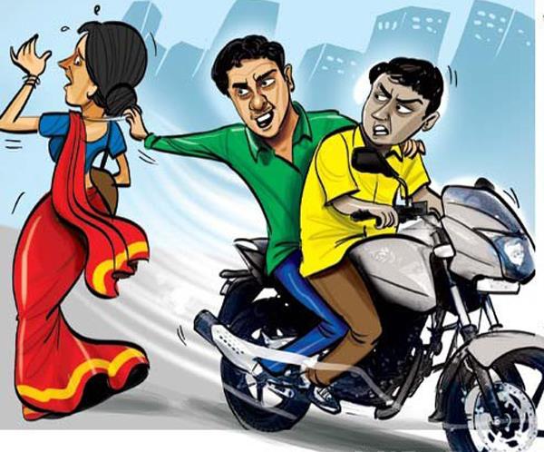 youngsters escaped with gold bangles