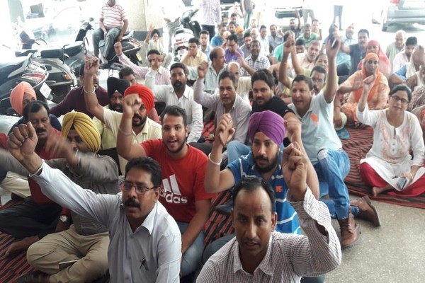 ਮੁਅੱਤਲ ਕੀਤੇ ਅਧਿਆਪਕਾਂ ਦੀ ਹਮਾਇਤ ’ਚ ਉਤਰੀਆਂ ਵੱਖ-ਵੱਖ ਜਥੇਬੰਦੀਆਂ