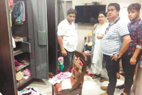 hundreds of ornaments hands clean