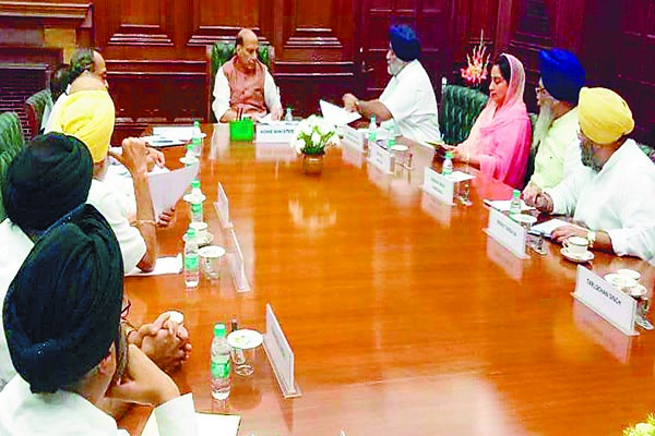 ਸਿੱਖ ਮਸਲਿਆਂ ਨੂੰ ਲੈ ਕੇ ਅਕਾਲੀ ਦਲ ਦੇ ਵਫਦ ਨੇ ਗ੍ਰਹਿ ਮੰਤਰੀ ਨਾਲ ਕੀਤੀ ਮੁਲਾਕਾਤ