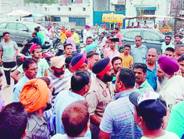 ਚੈਕਿੰਗ ਲਈ ਨਹੀਂ  ਰੁਕਿਆ ਤਾਂ ਪੁਲਸ ਮੁਲਾਜ਼ਮ ਨੇ ਨੌਜਵਾਨ ਦੇ ਸਿਰ ’ਚ ਮਾਰਿਆ ਡੰਡਾ
