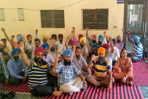 zila parishad dharna started