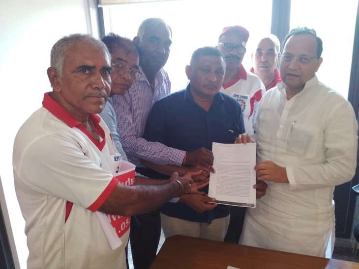 40 ਲੱਖ ਨੂੰ ਮਿਲ ਰਹੀ 1500 ਰੁਪਏ ਤੋਂ ਵੀ ਘੱਟ ਪੈਨਸ਼ਨ, ਘੱਟੋ-ਘੱਟ 7,500 ਕਰਨ ਲਈ ਸੌਂਪਿਆ ਮੰਗ ਪੱਤਰ