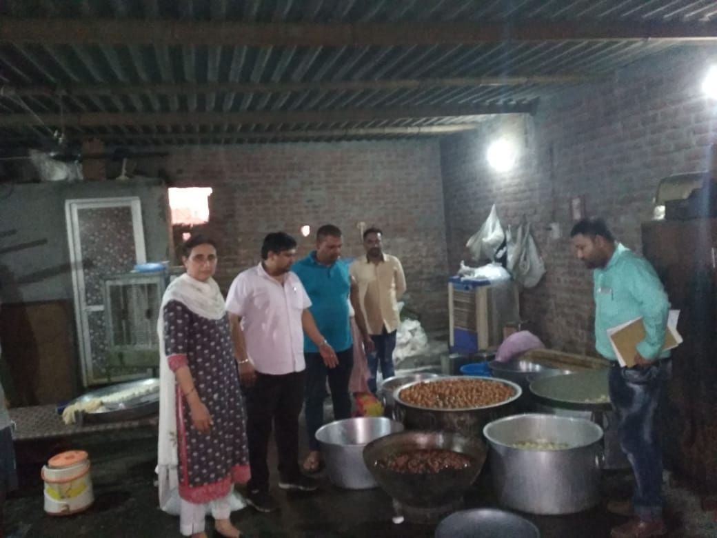 ''ਰੱਖੜੀ ਦੇ ਤਿਓਹਾਰ'' ਮੌਕੇ ਸਿਹਤ ਵਿਭਾਗ ਵਲੋਂ ਹਲਵਾਈਆਂ ''ਤੇ ਸ਼ਿੰਕਜ਼ਾ