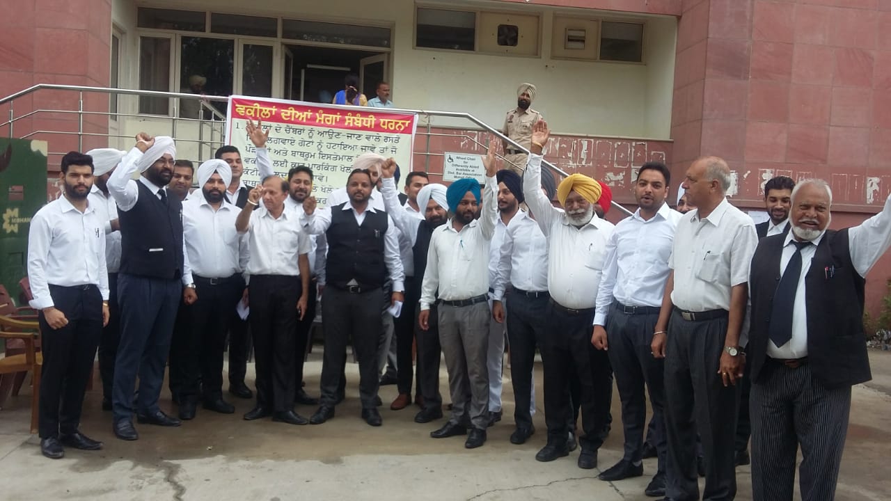 ਮੋਹਾਲੀ ਅਦਾਲਤ ''ਚ ਵਕੀਲਾਂ ਵਲੋਂ ਭੁੱਖ-ਹੜਤਾਲ ਸ਼ੁਰੂ