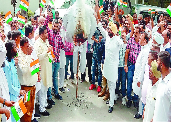 ਆਜ਼ਾਦੀ ਦਿਹਾੜੇ ਮੌਕੇ ਕਾਂਗਰਸੀਆਂ ਨੇ ਰੈਫਰੈਂਡਮ 2020 ਦਾ ਪੁਤਲਾ ਫੂਕਿਆ