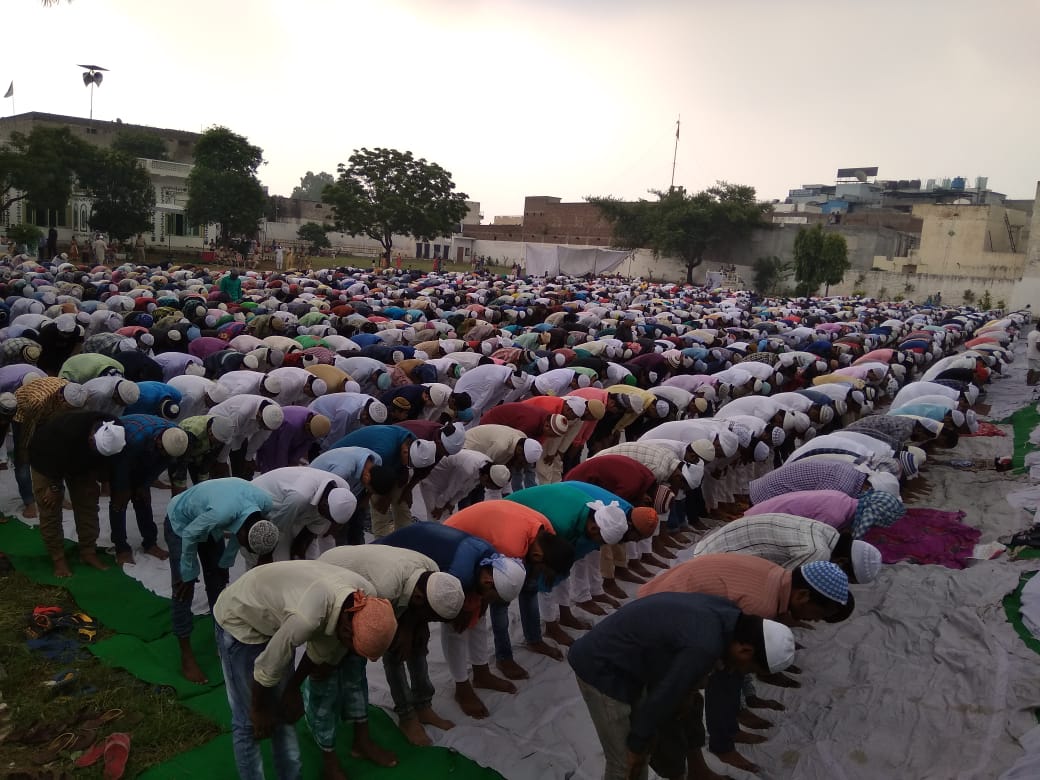 ਮੁਸਲਿਮ ਭਾਈਚਾਰੇ ਨੇ ਬਕਰੀਦ ''ਤੇ ਅਦਾ ਕੀਤੀ ਨਮਾਜ਼ (ਤਸਵੀਰਾਂ)