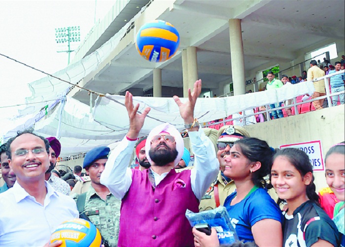 ਖੇਡ ਮੰਤਰੀ ਨੇ ਉਭਰਦੇ ਖਿਡਾਰੀਆਂ ਨੂੰ ਵੰਡੀਆਂ ਮੁਫਤ ਖੇਡ ਕਿੱਟਾਂ