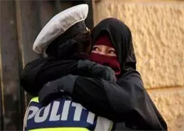 a policeman embroiled in a burqa woman  a viral picture