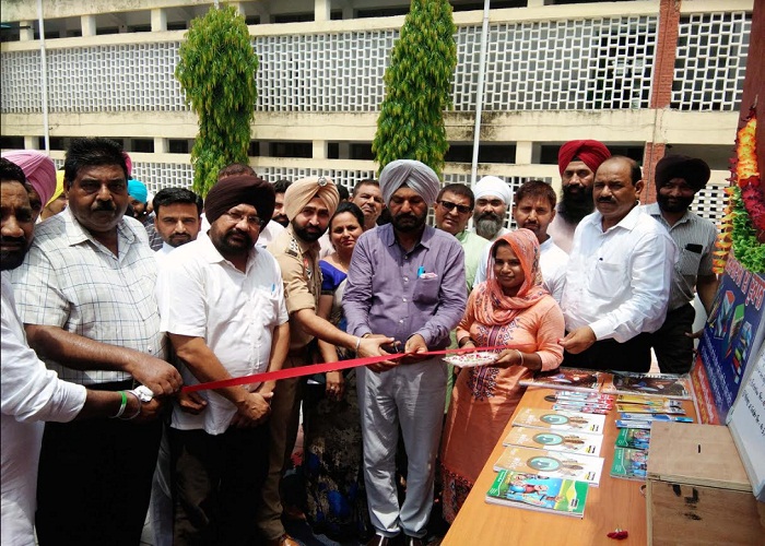 ਸਰਕਾਰੀ ਕਾਲਜ ''ਚ ਸ਼ੁਰੂ ਕੀਤੀ ਗਈ ਦੁਕਾਨ, ਕਾਂਗਰਸ ਆਗੂ ਗਿਲਜੀਆਂ ਅਤੇ ਡੀ. ਐੱਸ.ਪੀ. ਗਿੱਲ ਨੇ ਕੀਤਾ ਉਦਘਾਟਨ