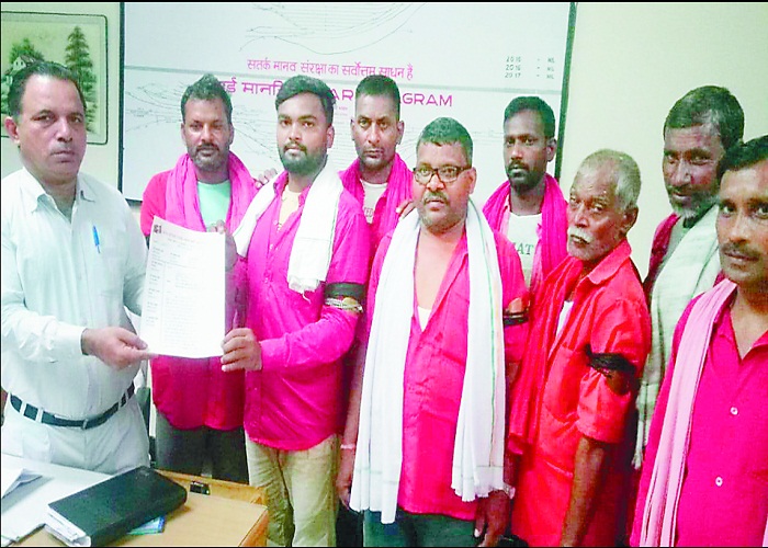 ਰੇਲਵੇ ਸਟੇਸ਼ਨ ''ਤੇ ਕੁਲੀਆਂ ਨੇ ਕਾਲੇ ਬਿੱਲੇ ਲਾ ਕੇ ਕੀਤੀ ਡਿਊਟੀ