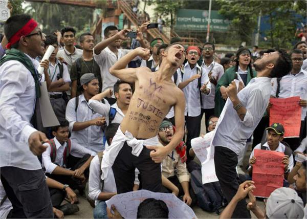 students protesting for better road safety in bangladesh