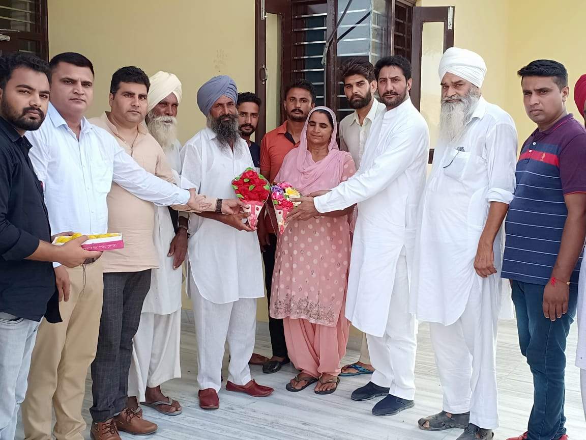 ਜ਼ਿਲਾ ਕਾਂਗਰਸ ਨੇ ਖਿਡਾਰੀ ਸਵਰਨ ਸਿੰਘ ਦਾ ਪਰਿਵਾਰ ਕੀਤਾ ਸਨਮਾਨਿਤ