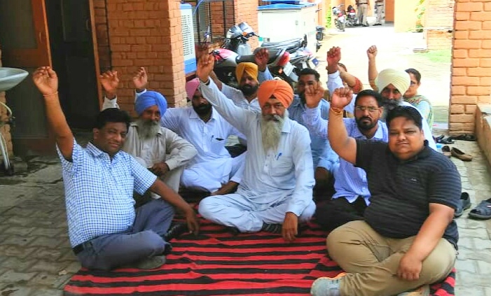 ਸਰਕਾਰ ਦੀ ਵਾਦਾਖਿਲਾਫੀ ਦੇ ਰੋਸ ਵੱਜੋਂ ਮੁਲਾਜ਼ਮਾਂ ਨੇ ਦਿੱਤਾ ਧਰਨਾ