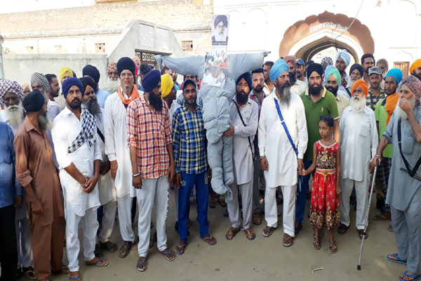 ਪਿੰਡ ਚੂਹਡ਼ਚੱਕ ਵਿਖੇ ਪਿੰਡ ਵਾਸੀਆਂ ਨੇ ਬਾਦਲਾਂ ਦਾ ਫੂੁਕਿਆ ਪੁਤਲਾ