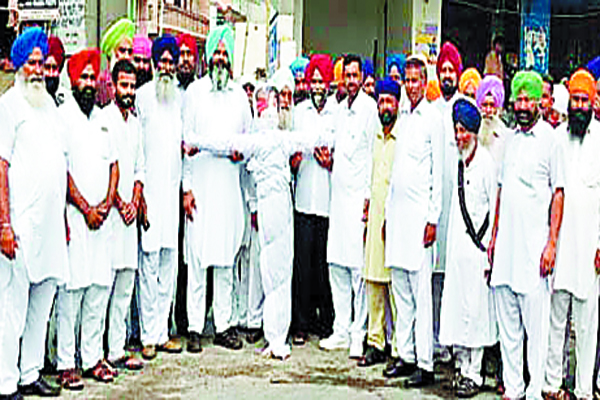 ਕਾਂਗਰਸੀ ਵਰਕਰਾਂ ਨੇ ਬਾਦਲ ਦਾ ਪੁਤਲਾ ਫੂਕ ਕੇ ਰੋਸ ਪ੍ਰਦਰਸ਼ਨ