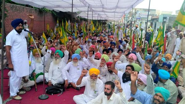 ਚੌਕੀਦਾਰ ਦੇ ਪਰਿਵਾਰ ਨੂੰ ਇਨਸਾਫ ਦਿਵਾਉਣ ਲਈ ਡੀ. ਸੀ. ਦਫਤਰ ਅੱਗੇ ਡਟੇ ਕਿਸਾਨ