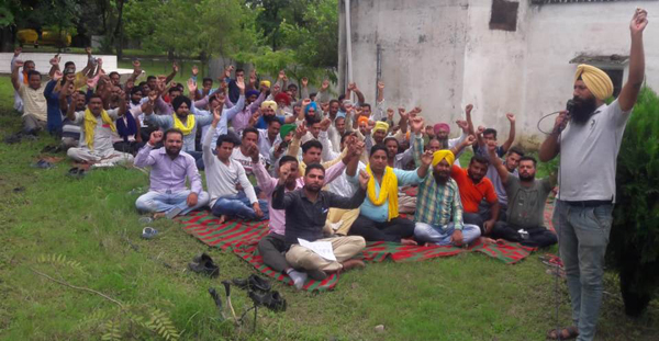 ਜਲ ਸਪਲਾਈ ਕਾਮਿਅਾਂ ਵੱਲੋਂ ਇੰਜੀਨੀਅਰ ਦਫਤਰ ਅੱਗੇ ਧਰਨਾ