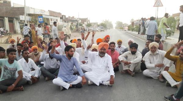 a clash between the congress and aap workers