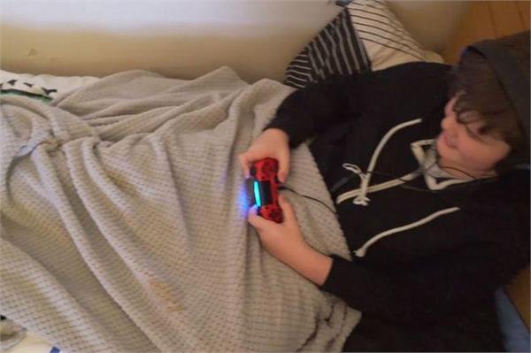 a boy addicted to mobile game headbutted his mom
