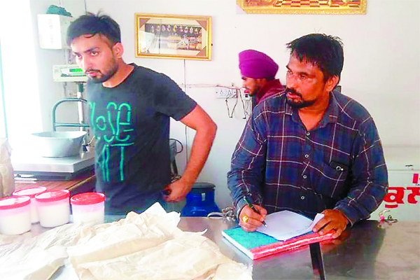 ਸਿਹਤ ਵਿਭਾਗ ਦੀ ਟੀਮ ਨੇ ਵੱਖ-ਵੱਖ ਚੀਜ਼ਾਂ ਦੇ ਭਰੇ ਸੈਂਪਲ