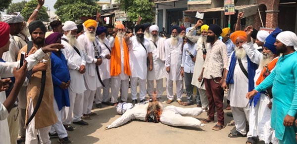 ਅਕਾਲੀ ਦਲ ਮਾਨ ਨੇ ਬਾਦਲਾਂ ਦਾ ਪੁਤਲਾ ਫੂਕਿਆ