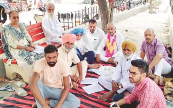 former panchayat member on hunger strike to register