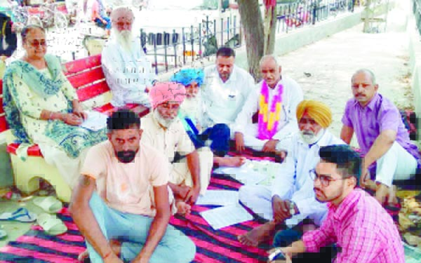 ਨਿੱਜੀ ਸਕੂਲ ਮਾਲਕਾਂ ਵਿਰੁੱਧ ਪਰਚਾ ਦਰਜ ਕਰਵਾਉਣ ਲਈ ਸਾਬਕਾ ਪੰਚਾਇਤ ਮੈਂਬਰ ਬੈਠਾ ਭੁੱਖ ਹਡ਼ਤਾਲ ’ਤੇ