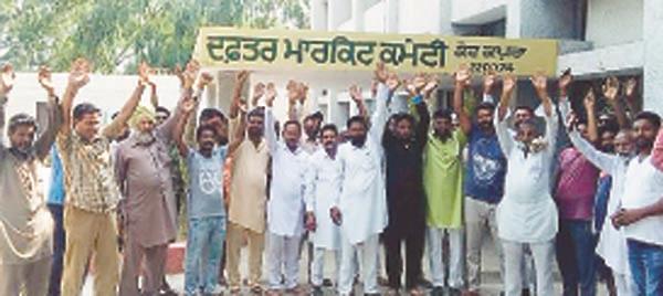 workers protested before the market committee office