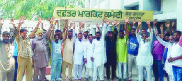ਮੰਗਾਂ ਸਬੰਧੀ ਗੱਲਾ ਮਜ਼ਦੂਰ ਯੂਨੀਅਨ ਨੇ ਮਾਰਕੀਟ ਕਮੇਟੀ ਦਫਤਰ ਅੱਗੇ ਕੀਤਾ ਰੋਸ ਪ੍ਰਦਰਸ਼ਨ