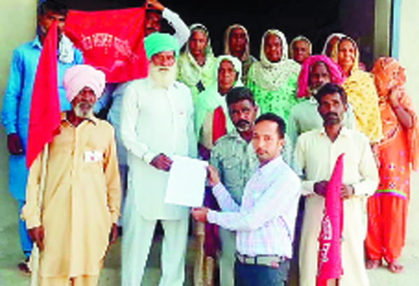 ਪਿੰਡ ਵਾਸੀਆਂ ਨੇ ਫੂਡ ਸਪਲਾਈ ਅਫ਼ਸਰ ਨੂੰ ਦਿੱਤਾ ਮੰਗ-ਪੱਤਰ