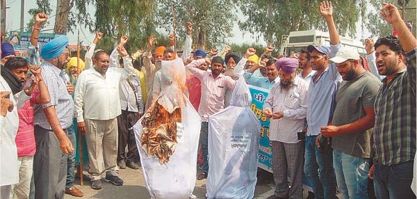 employees protested as the water supply minister