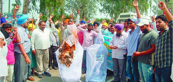 ਮੁਲਾਜ਼ਮਾਂ ਨੇ ਰੋਸ ਵਜੋਂ ਸਾੜਿਅਾ ਜਲ ਸਪਲਾਈ ਮੰਤਰੀ ਤੇ ਪ੍ਰਮੁੱਖ ਸਕੱਤਰ ਦਾ ਪੁਤਲਾ