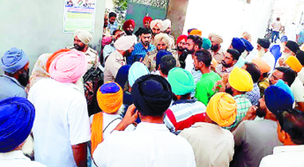 ਮੈਹਸ ’ਚ ਵੋਟਾਂ ਦੀ ਸ਼ੁਰੂਆਤ ਤੋਂ ਪਹਿਲਾਂ ਹੋਇਆ ਹੰਗਾਮਾ, ਵੋਟਿੰਗ ਰੋਕੀ