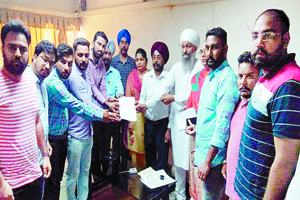 ਵਿਦਿਆਰਥੀ ਜਥੇਬੰਦੀਅਾਂ ਨੇ ਮੰਗਾਂ ਨੂੰ ਲੈ ਕੇ ਅੱਜ ਵੀ ਲਾਇਆ ਧਰਨਾ