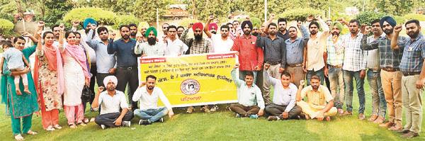 the teachers shout slogans against the government