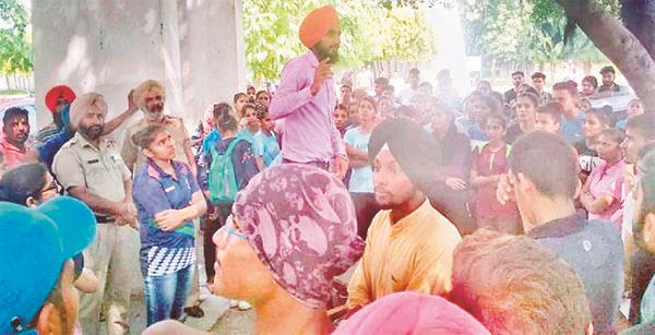 vaish chancellor dharna in front of office