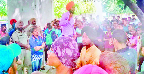 ਵਾਈਸ ਚਾਂਸਲਰ ਦਫਤਰ ਸਾਹਮਣੇ ਲਾਇਆ ਧਰਨਾ; ਤੁਰੰਤ ਬਹਾਲੀ ਦੀ ਕੀਤੀ ਮੰਗ