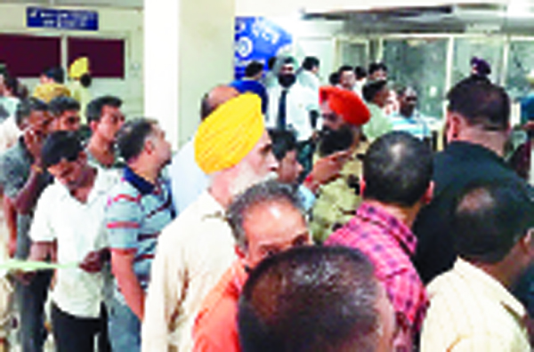 ਸੁਵਿਧਾ ਕੇਂਦਰ ’ਚ ਲੋਕਾਂ ਨੂੰ ਝੱਲਣੀਆਂ ਪੈ ਰਹੀਆਂ ਨੇ ਪ੍ਰੇਸ਼ਾਨੀਆਂ