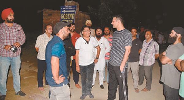 the gunpoint  4 30 lakh plundered
